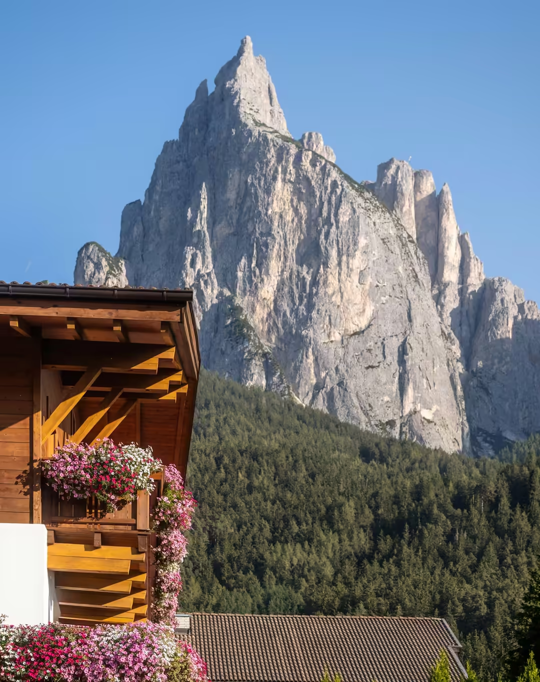 Blumenbalkon der Residence Kristiania mit Blick auf den Schlern