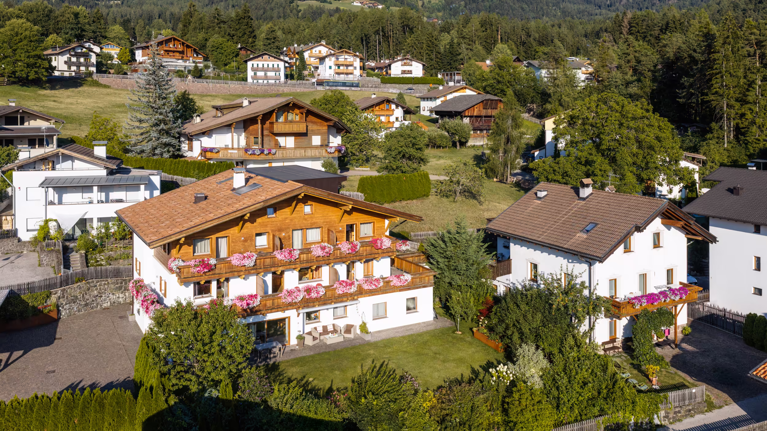 Residence Kristiania mit Geranien-Balkonen