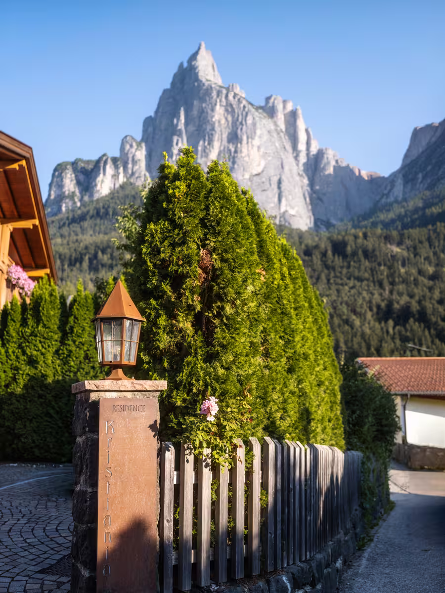 Einfahrt der Residence Kristiania mit Laterne, dahinter der Schlern Einfahrt der Residence Kristiania mit Laterne, dahinter der Schlern