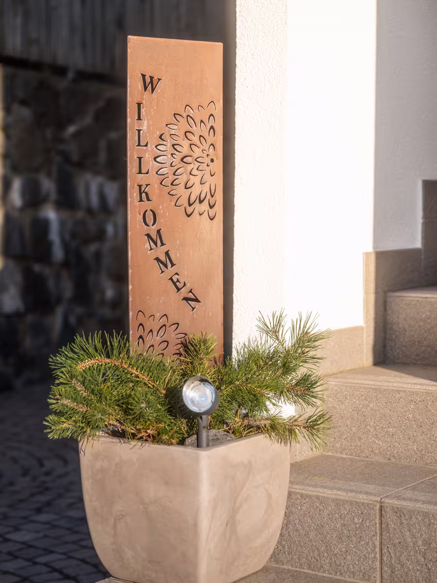 Willkommen-Stele am Eingang der Residence Kristiania